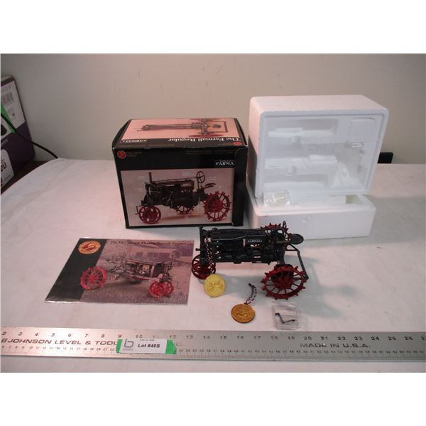 Precision Series The Farmall Regular tractor with crank engine 1:16