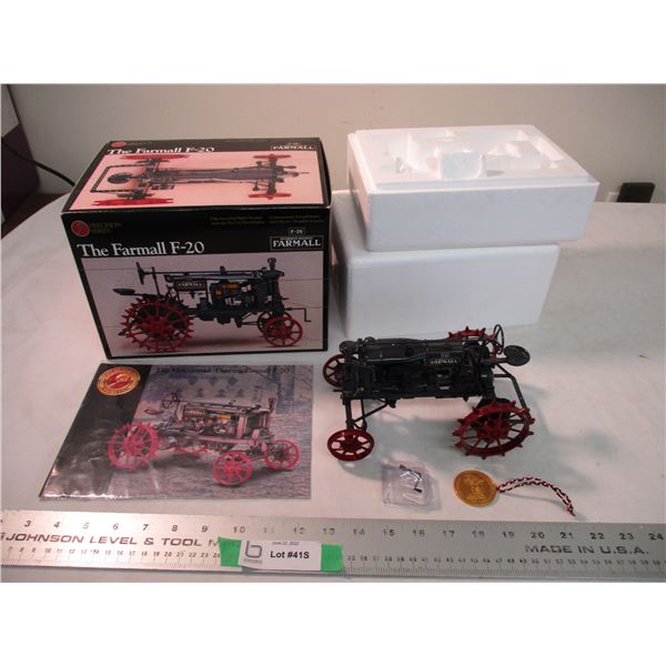 Precision Series The Farmall F20 tractor with crank engine 1:16