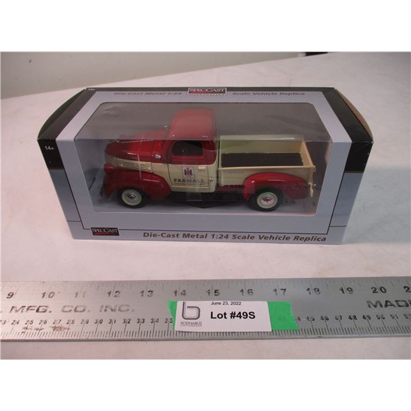 SpecCast IH Farmall pickup truck 1:24