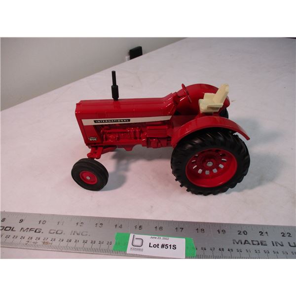 ERTL IH 856 Farmall 1:16
