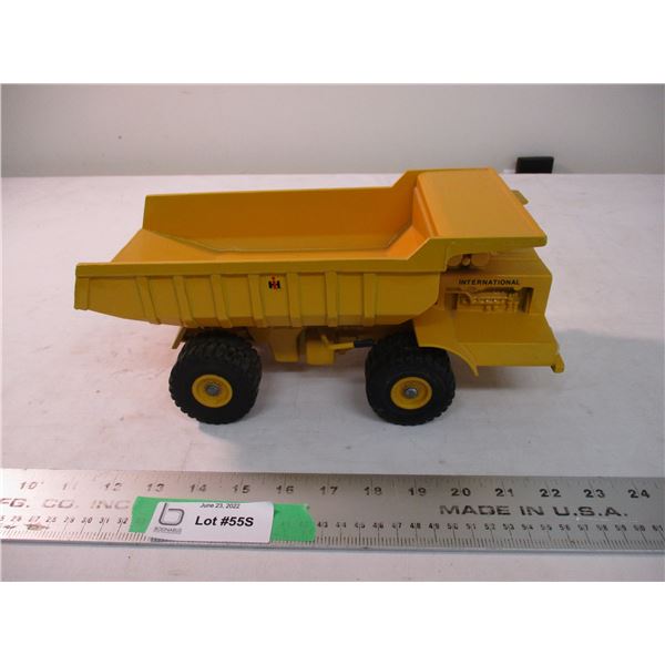 ERTL IH Dump Truck 11.75  long