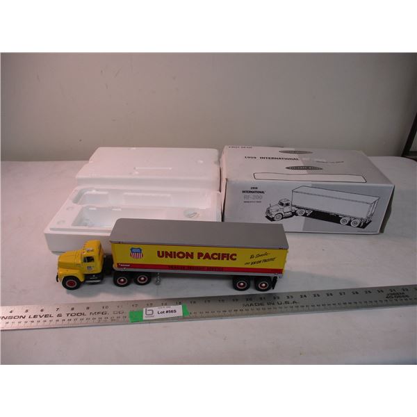First Gear 1959 IH RF-200 Semi Tractor with trailer