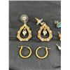 Image 2 : Group of 5 ladies earrings stud and hoop type