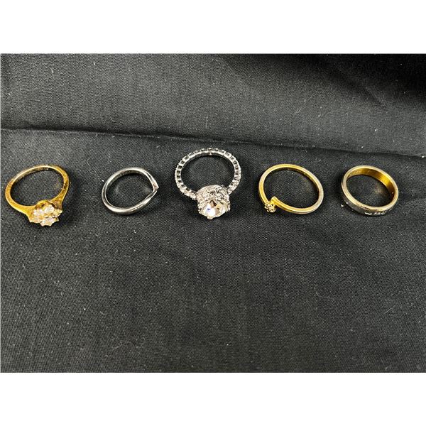 Group of 5 mixed costume ladies rings