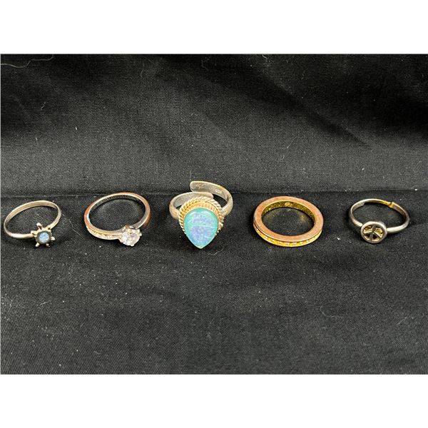 Group of 5 mixed costume ladies rings