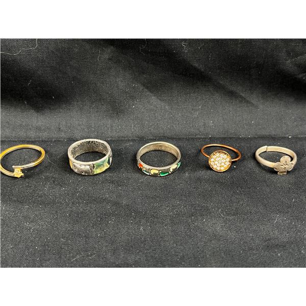 Group of 5 mixed costume ladies rings
