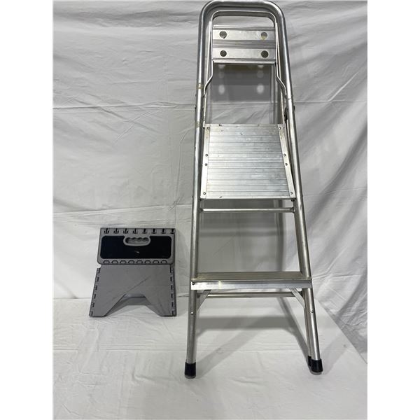 Folding step ladder and step