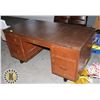 Image 1 : WOODEN DESK