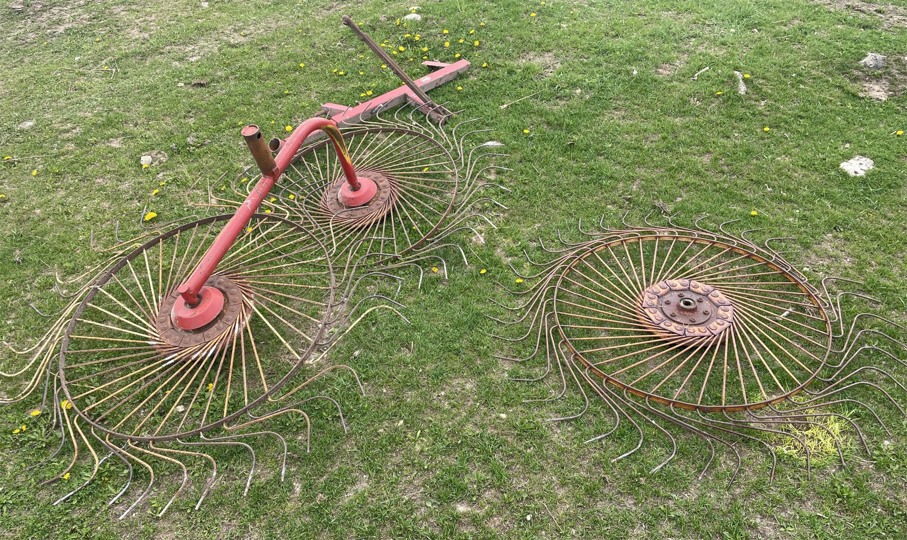 VICON 2 WHEEL RAKE W/ SPARE WHEEL