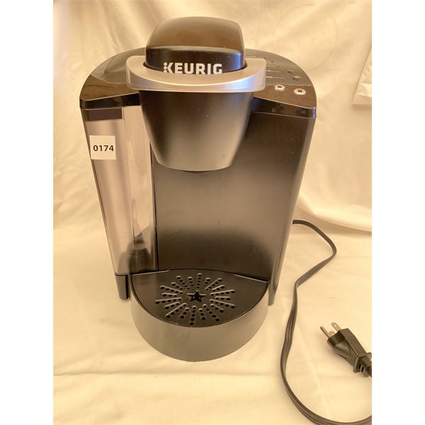 KEURIG COFFEE MAKER - VERY MINIMAL USE 