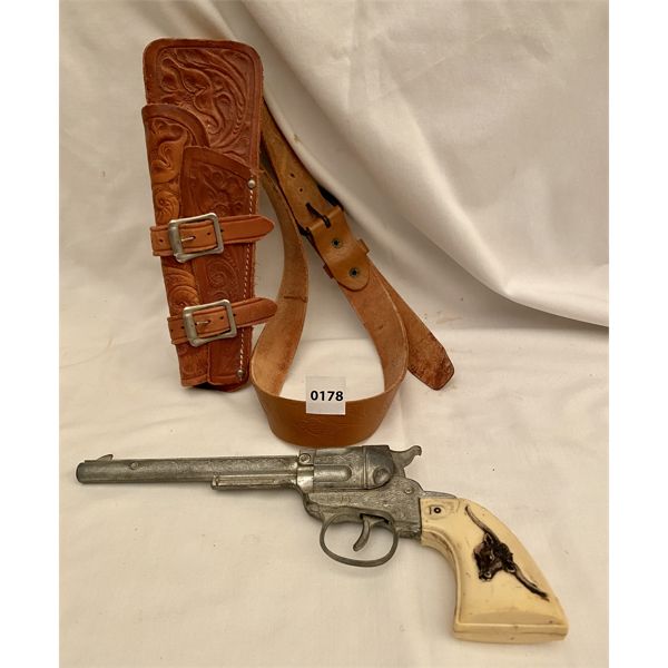 CHILD's DAISY TOY CAP GUN W/ LEATHER HOLSTER