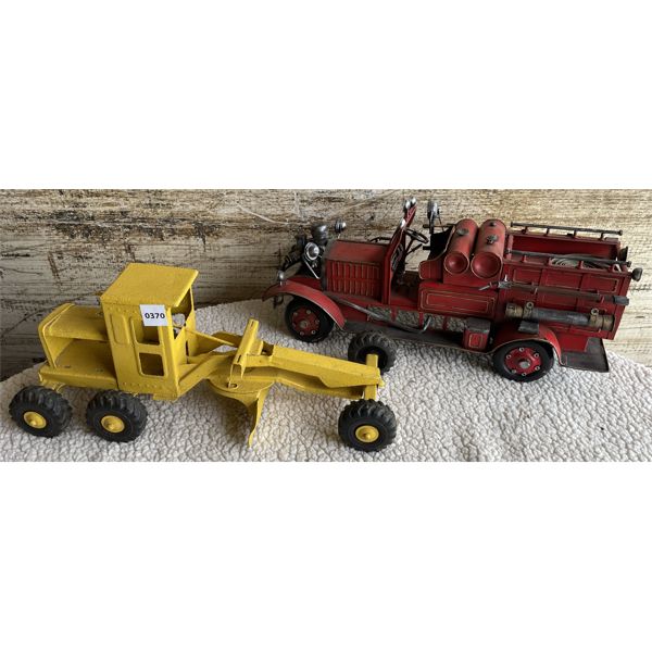 LOT OF 2 - LUMAR GRADER (PAINTED) & DECO FIRE TRUCK