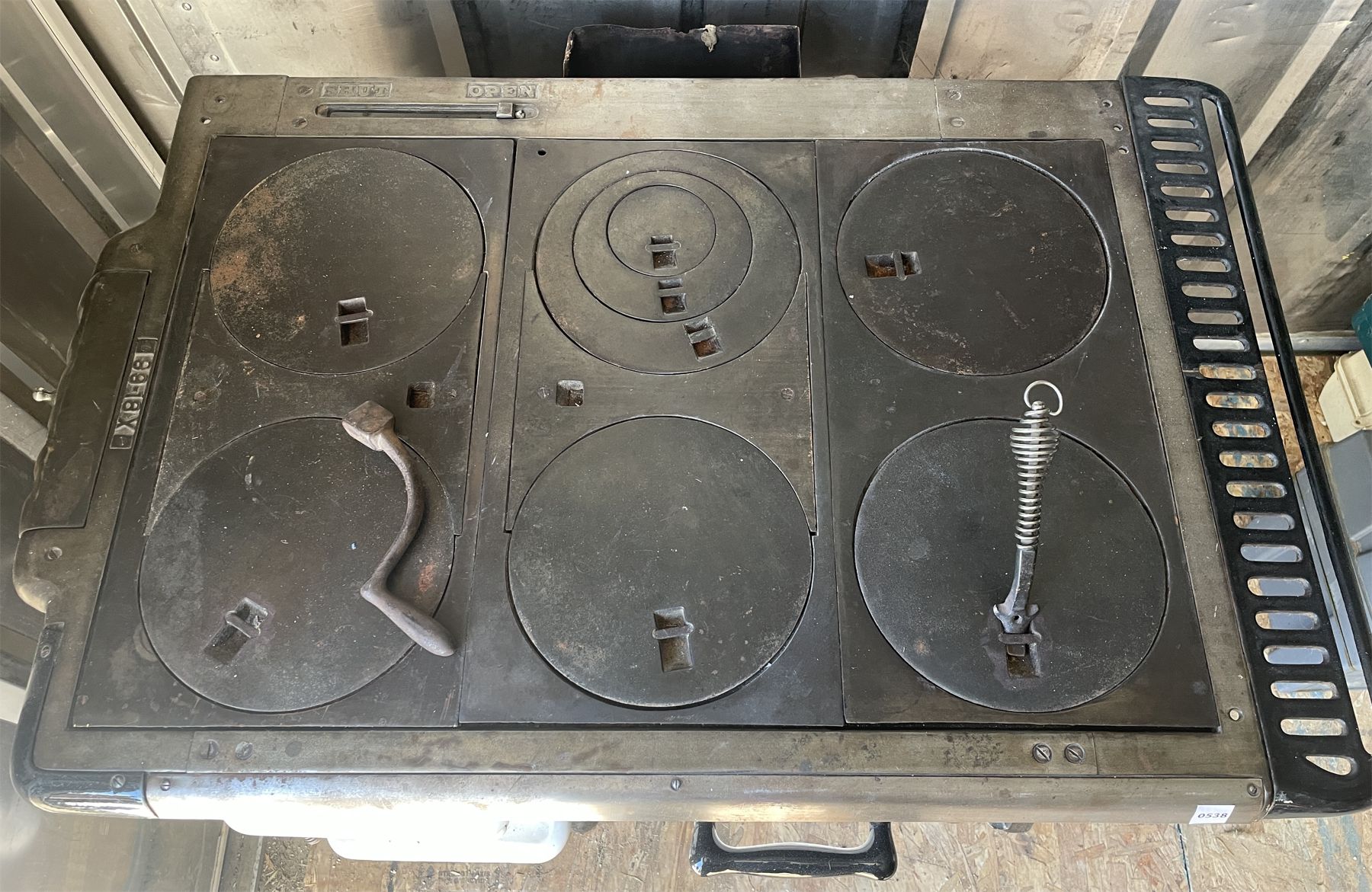 FINDLAY OVAL CAST IRON PORCELAIN STOVE 32 x 32 x 41in