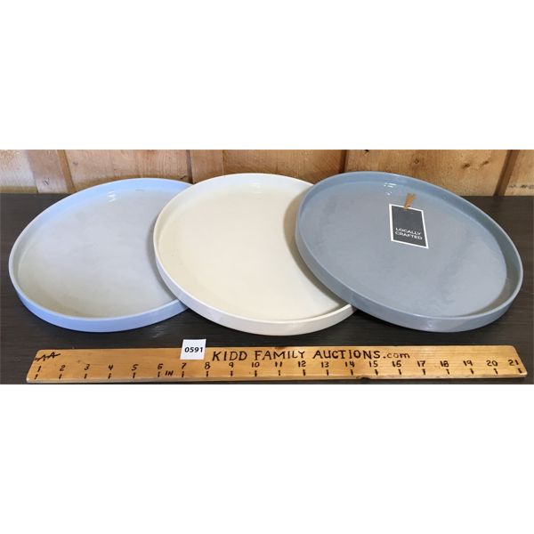 LOT OF 3 - BLUE & WHITE CERAMIC SERVING TRAYS - 11.5in DIA