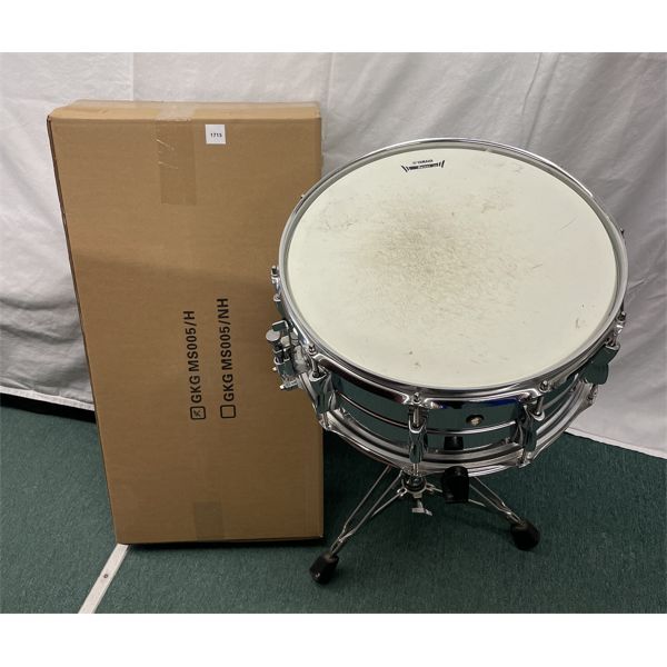 LOT OF 2 - YAMAHA DRUM W/ SNARE STAND & NEW MUSIC STAND