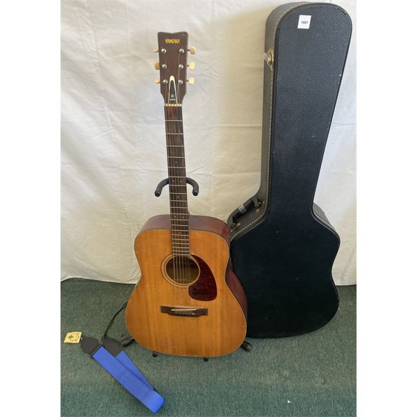 YAMAHA 1968-1972 MIJ ACUSTIC GUITAR W/ HARD CASE