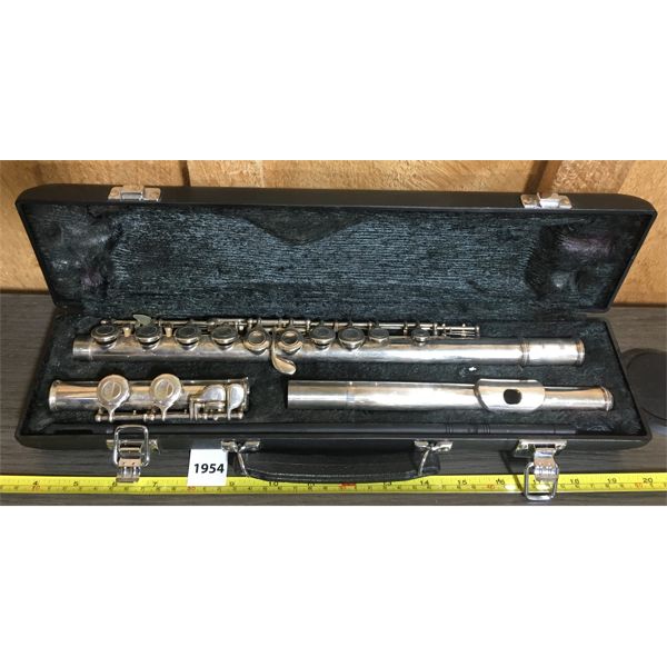 YAMAHA SILVER PLATED FLUTE IN CASE