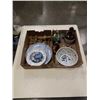 Image 1 : 2 TRAYS OF VINTAGE COLLECTIBLES