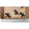 Image 2 : TRAY OF 12 VINTAGE LEAD TOY SOLDIERS