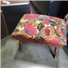 Image 2 : STORAGE STOOL AND 3 VINTAGE SPEAKERS