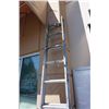 Image 2 : 10 RUNG ALUMINUM EXTENTION LADDER
