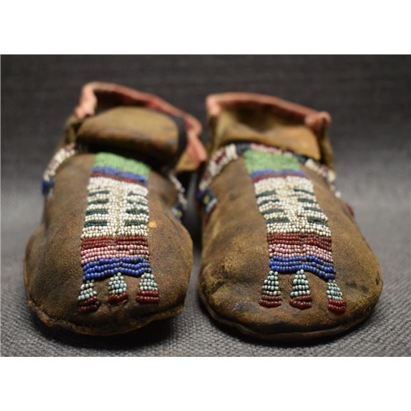 CROW INDIAN BEADED MOCCASINS