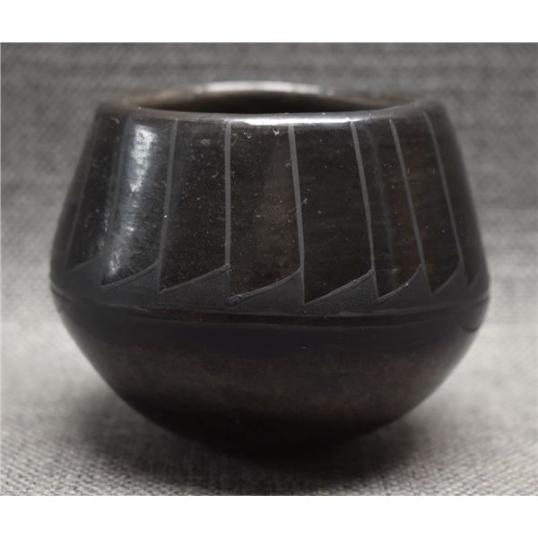 SANTA CLARA INDIAN POTTERY JAR