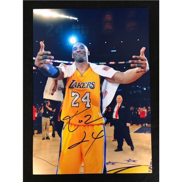 KOBE BRYANT SIGNED 8X10 PHOTO (RA COA)