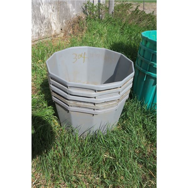 4 Plastic Feed Tubs - Grey