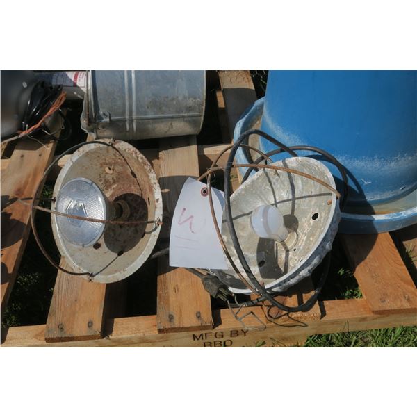 2 Heat Lamps