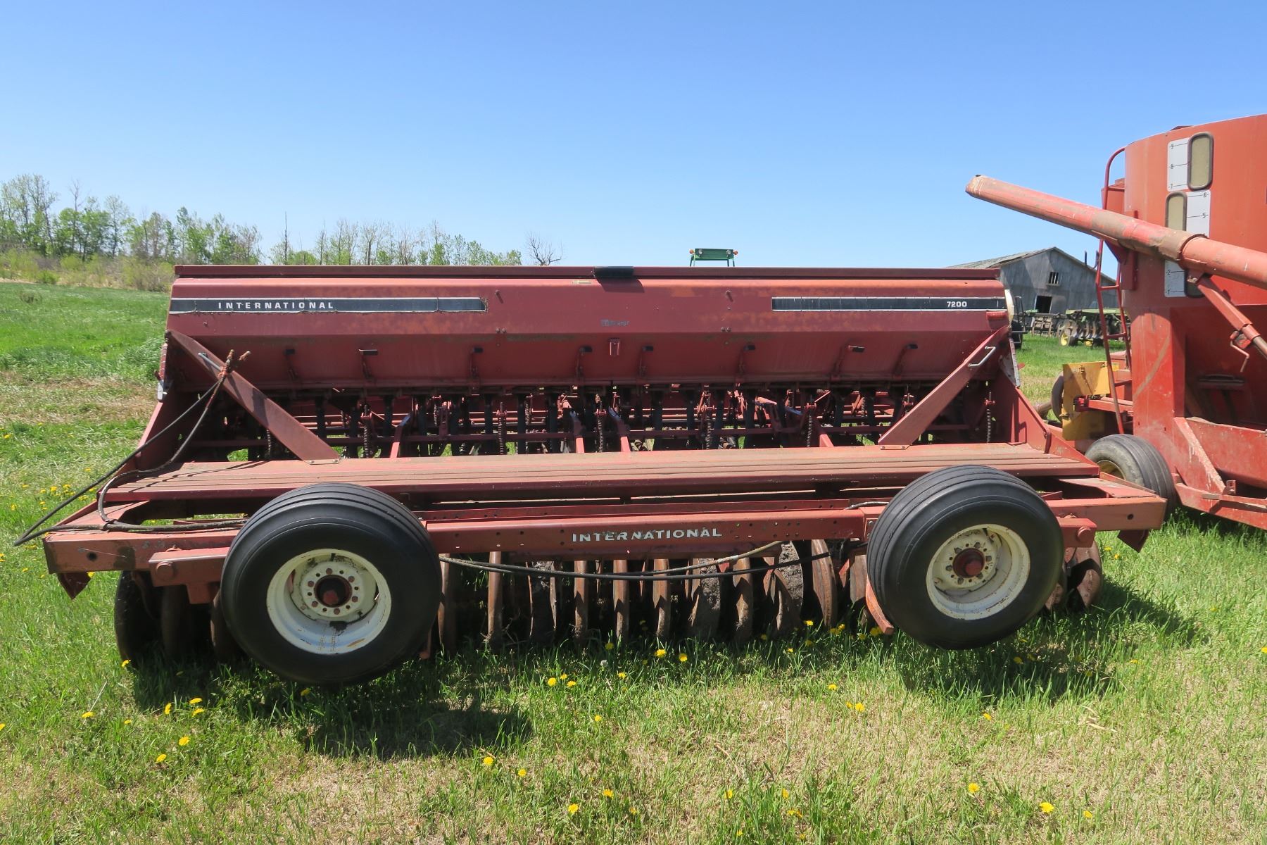 IH 7200 14ft Hoe Drill Schmalz Auctions ih-7200-14ft-hoe-drill-schmalz-auctions