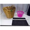 Image 1 : Lot of Baskets and Welcome Mat