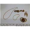 Image 4 : (7) Gold Tone Jewelry, 1 Necklace, 1 Bracelet, 1 Broach, 4 Earring Sets