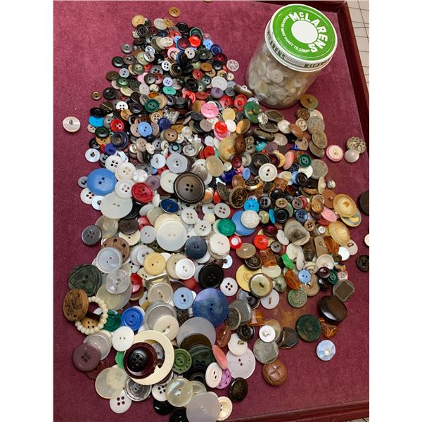 LOT OF VINTAGE BUTTONS