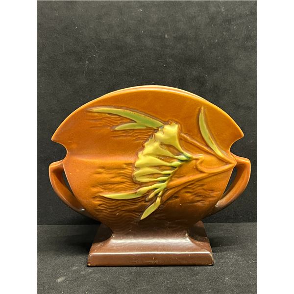 Vintage Roseville Ceramic Art Vase (approx: 7.5"W 6.25"T)