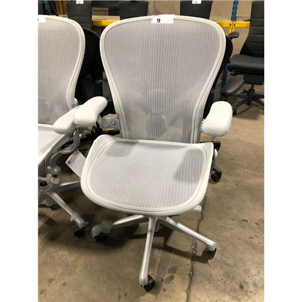 HERMAN MILLER AERON MINERA / GREY FULLY ADJUSTABLE TASK CHAIR ( SIZE C ) RETAIL VALUE $2146