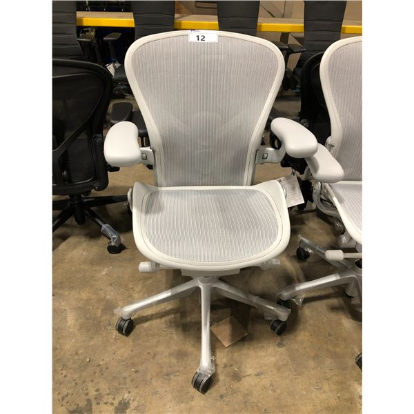 HERMAN MILLER AERON MINERA / GREY FULLY ADJUSTABLE TASK CHAIR ( SIZE B ) RETAIL VALUE $1933