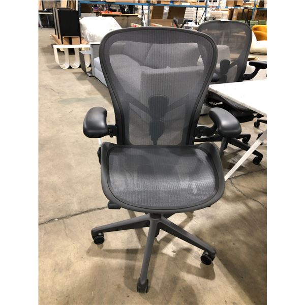 HERMAN MILLER AERON GRAPHITE FULLY ADJUSTABLE TASK CHAIR ( SIZE C ) RETAIL VALUE $2146