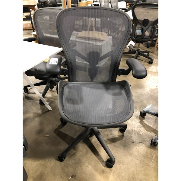 HERMAN MILLER AERON GRAPHITE FULLY ADJUSTABLE TASK CHAIR ( SIZE C ) RETAIL VALUE $2146