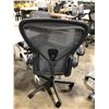 Image 2 : HERMAN MILLER AERON GRAPHITE FULLY ADJUSTABLE TASK CHAIR ( SIZE C ) RETAIL VALUE $2146