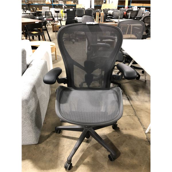 HERMAN MILLER AERON GRAPHITE FULLY ADJUSTABLE TASK CHAIR ( SIZE C ) RETAIL VALUE $2146