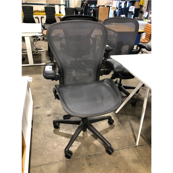 HERMAN MILLER AERON GRAPHITE FULLY ADJUSTABLE TASK CHAIR ( SIZE C ) RETAIL VALUE $2146