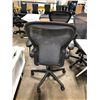 Image 4 : HERMAN MILLER AERON GRAPHITE FULLY ADJUSTABLE TASK CHAIR ( SIZE C ) RETAIL VALUE $2146