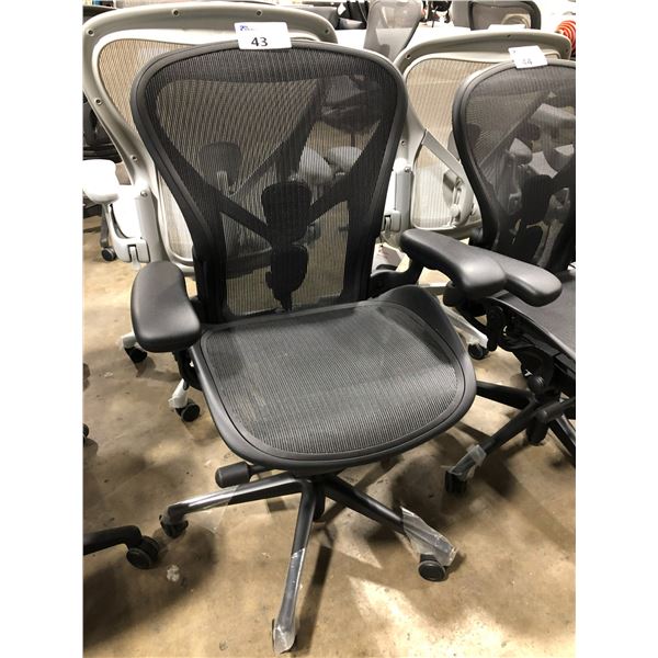 HERMAN MILLER AERON BLACK FULLY ADJUSTABLE TASK CHAIR ( SIZE B ) RETAIL VALUE $1933