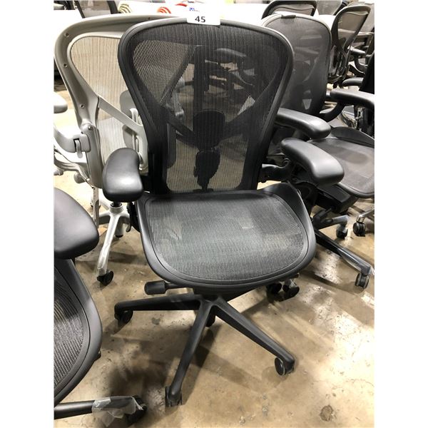 HERMAN MILLER AERON BLACK FULLY ADJUSTABLE TASK CHAIR ( SIZE B ) RETAIL VALUE $1933