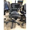 Image 2 : HERMAN MILLER AERON GRAPHITE STANDARD ADJUSTABLE TASK CHAIR