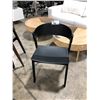 Image 2 : DESIGN WITHIN REACH COVER BLACK SIDE CHAIR