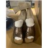 Image 2 : 4 PAIR OF SHOES AND BAG OF CLOTHING