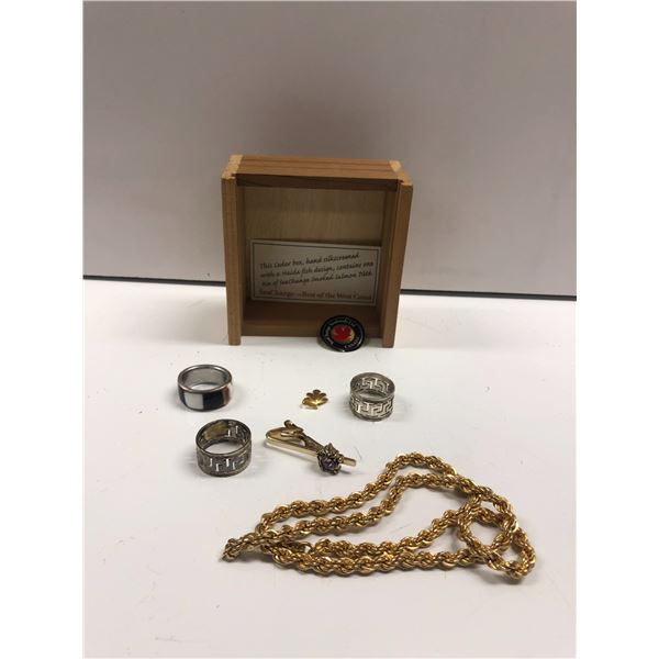 Small wooden box of assorted jewelry - 3 rings/ gold plated necklace & tie pin