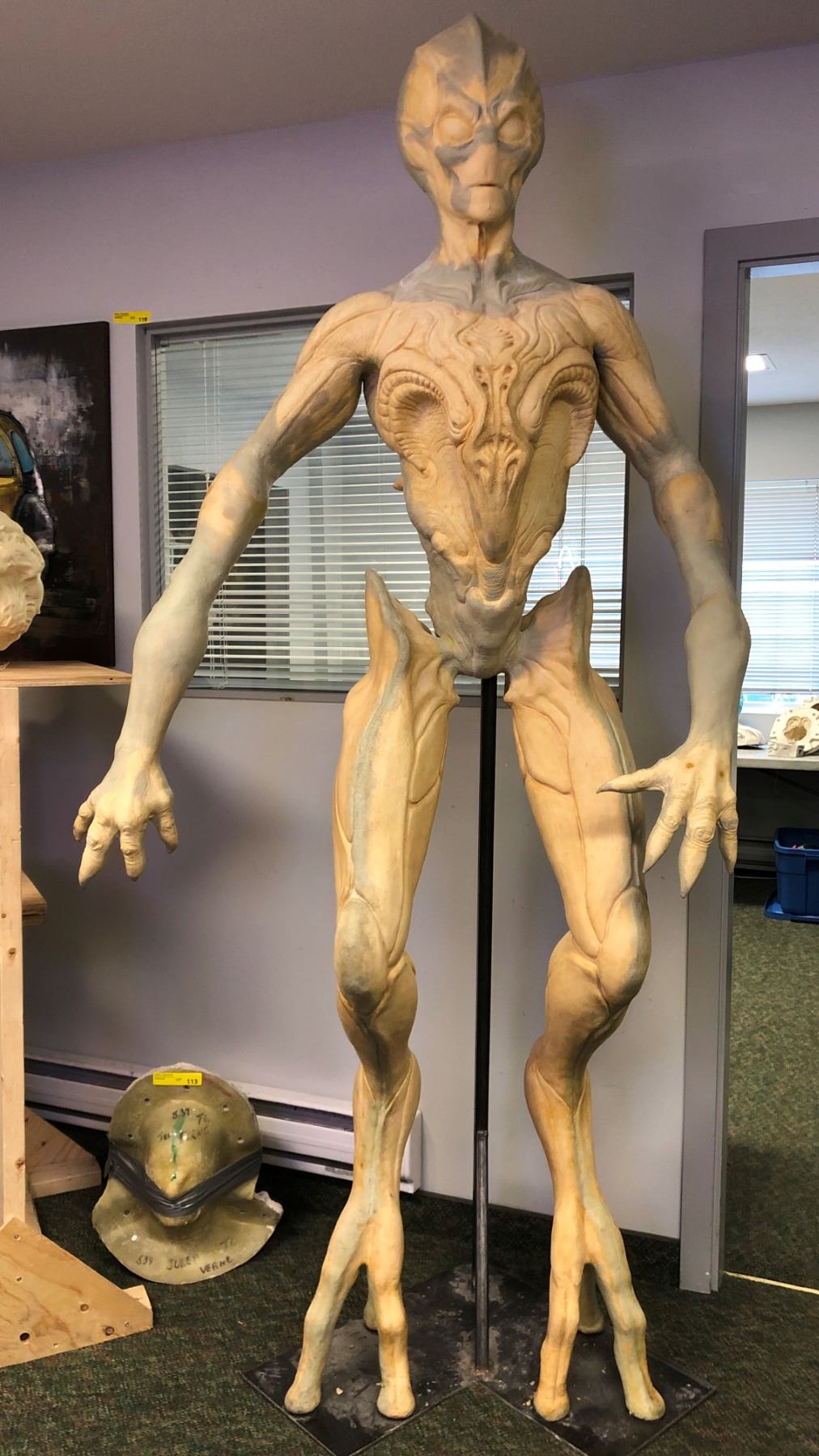 Alien Size Approx. 7 1/2ft tall life-size alien figure from the popular alien ...